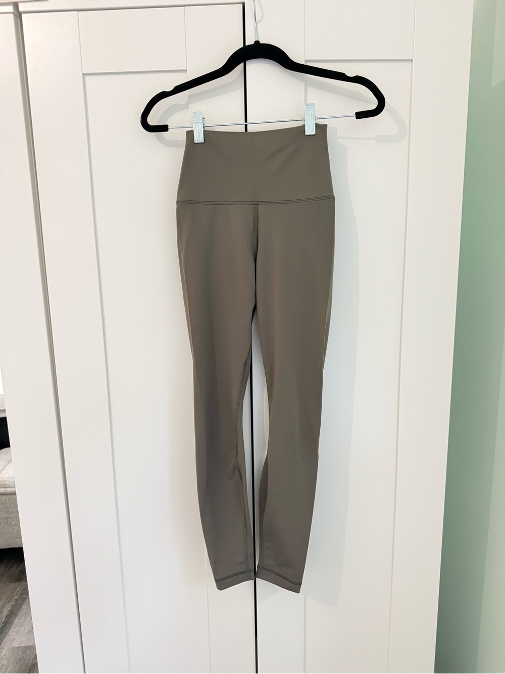 Yogalicious High-Rise Leggings in Taupe
